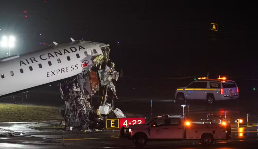 Pilotos morrem após colisão entre avião e caminhão em aeroporto de Nova York