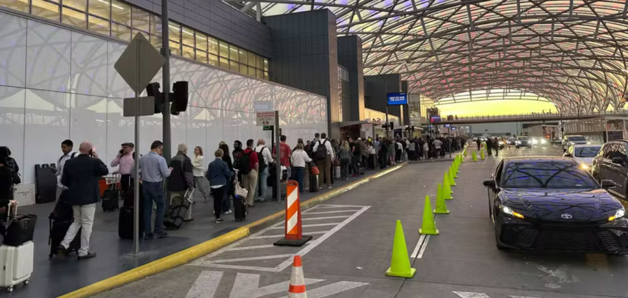 EUA enviam agentes do ICE a aeroportos após impasse orçamentário gerar caos e longas filas