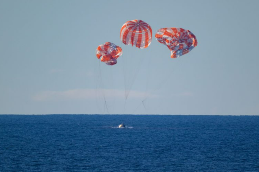 Astronautas da Artemis II retornam à Terra após missão histórica à Lua