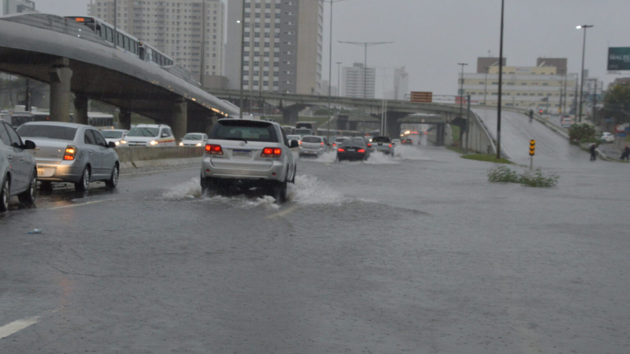 Natal registra 11 pontos de alagamento, mas mantém todas as vias transitáveis nesta quarta (15)