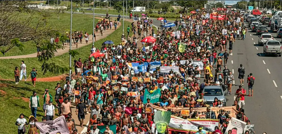 Indígenas marcham em Brasília por demarcação de terras e direitos