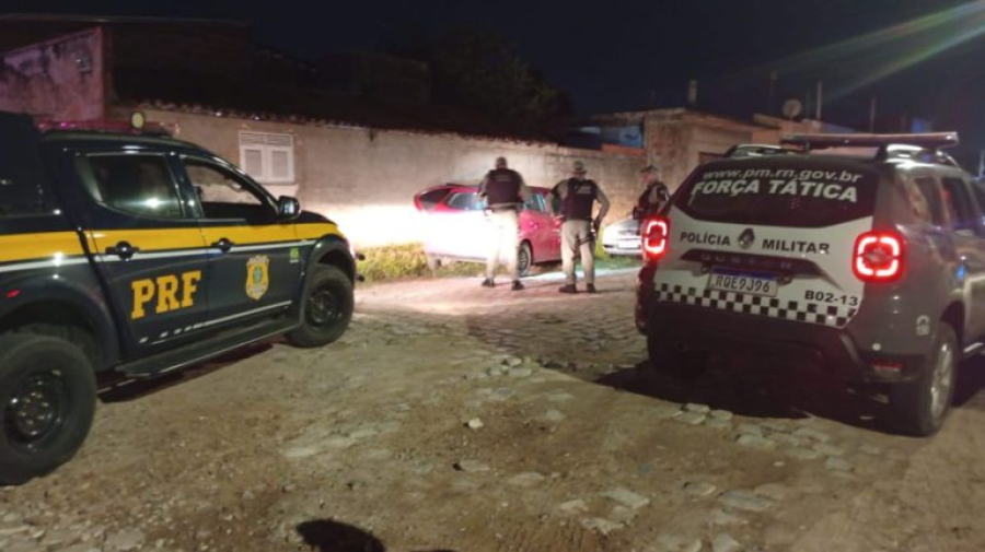 PRF e PM recuperam carro roubado com placas clonadas em Mossoró