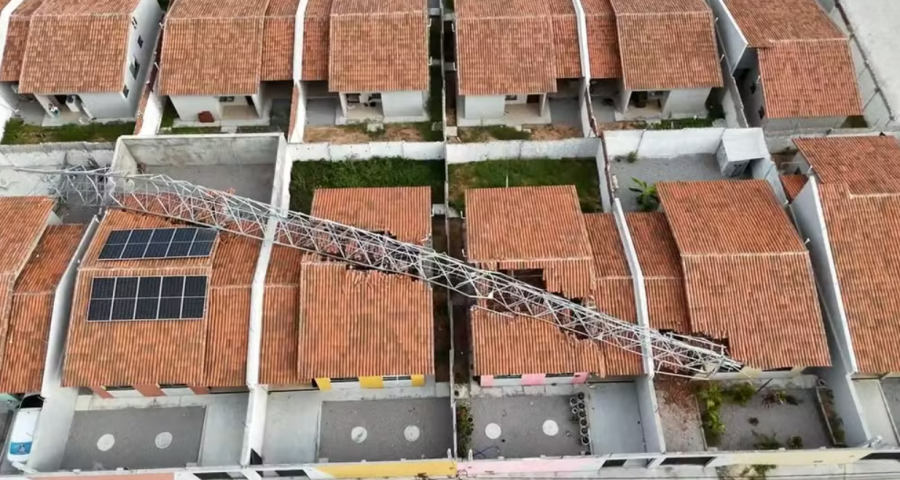 Antena de 42 metros cai sobre quatro casas em Extremoz