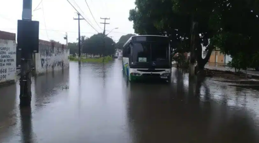 Chuvas deixam 11 vias intransitáveis em Natal nesta sexta-feira