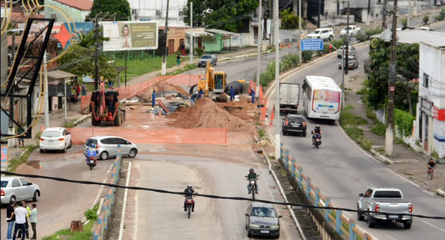 Caern realiza obra de esgotamento sanitário na Avenida João Medeiros Filho, em Natal