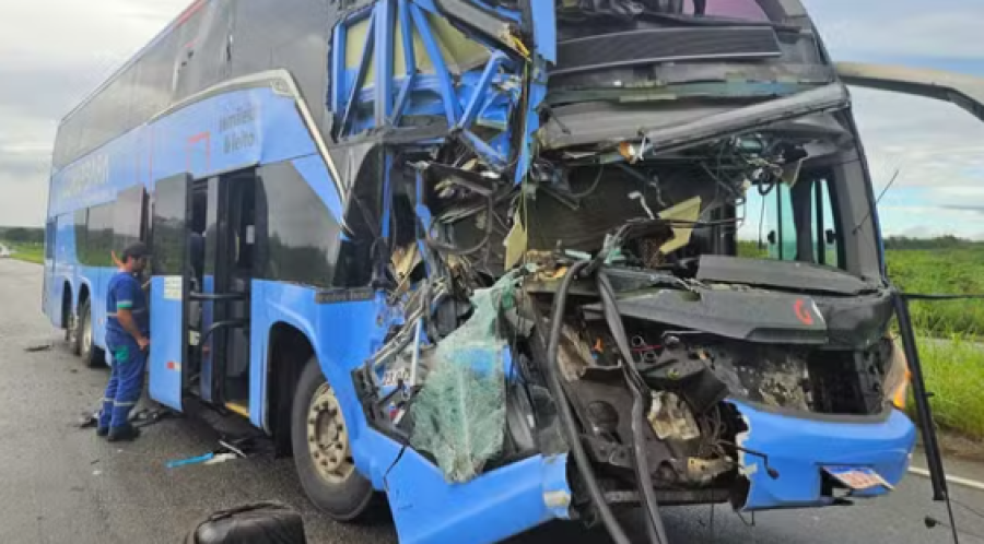 Ônibus que saiu de Natal bate em caminhão no CE e deixa sete feridos