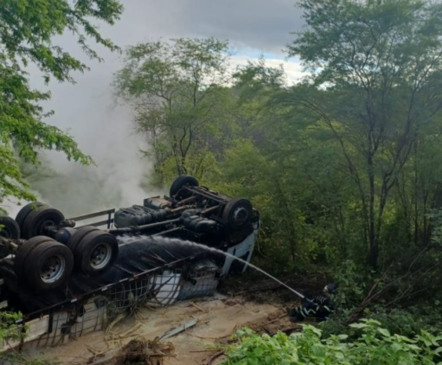 Caminhão com peróxido de hidrogênio tomba na BR-226 e provoca vazamento de produto químico no RN