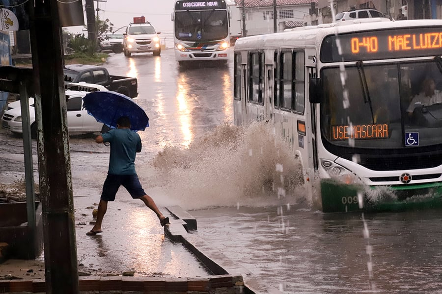 Natal entra em estágio de alerta por risco de chuvas intensas neste sábado