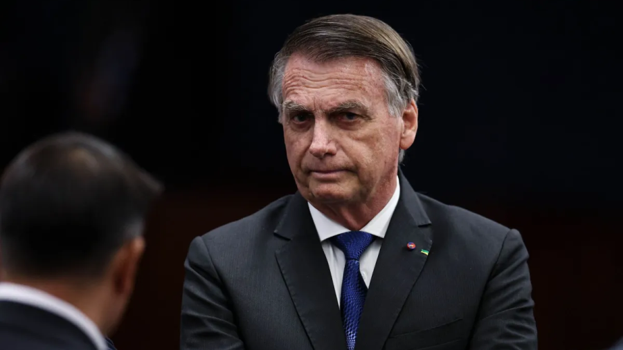 Bolsonaro inicia reabilitação após cirurgia no ombro e segue internado