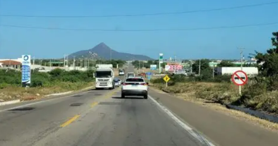 Homem morre após carro colidir com poste na Reta Tabajara