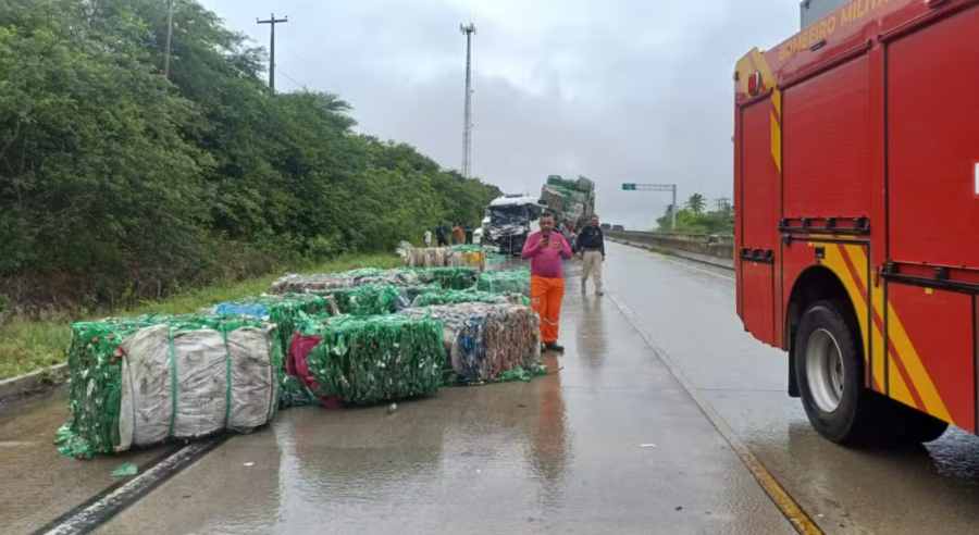 Acidente entre três carretas bloqueia trecho da BR-304 na Grande Natal