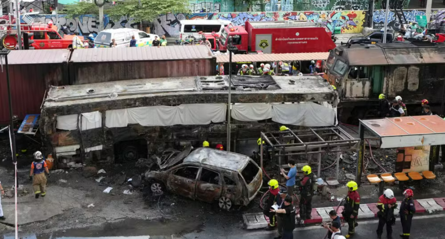 Tragédia em Bangkok: colisão entre trem e ônibus deixa 8 mortos e 25 feridos na Tailândia