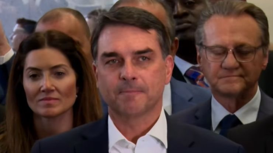 Flávio Bolsonaro cobra CPMI do Banco Master e nega vínculo com Daniel Vorcaro