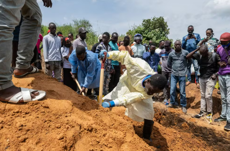 OMS monitora mais de 900 casos suspeitos de Ebola e eleva alerta máximo para surto na África