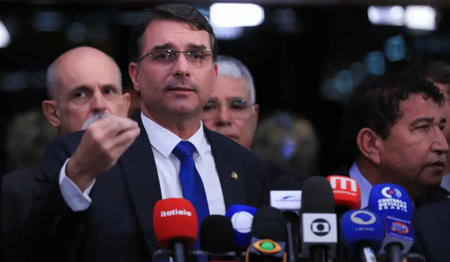 Flávio Bolsonaro confirma ida à Casa Branca e expectativa de encontro com Trump cresce nos bastidores