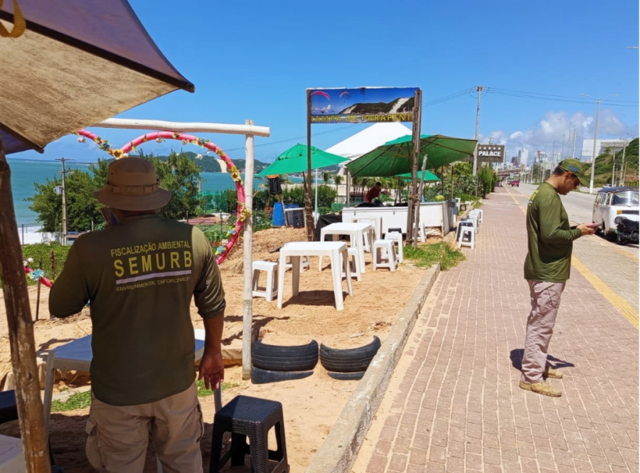 Semurb remove estruturas irregulares em área de restinga na Via Costeira em Natal