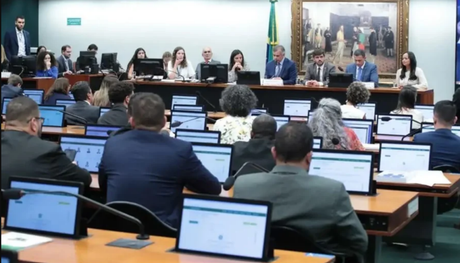 CCJ da Câmara pode votar PEC que reduz maioridade penal para 16 anos nesta terça-feira
