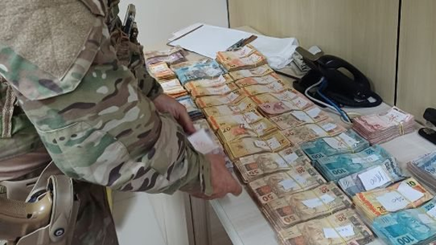 PRF apreende cocaína avaliada em R$ 1,5 milhão e quase R$ 150 mil escondidos em veículos no RN