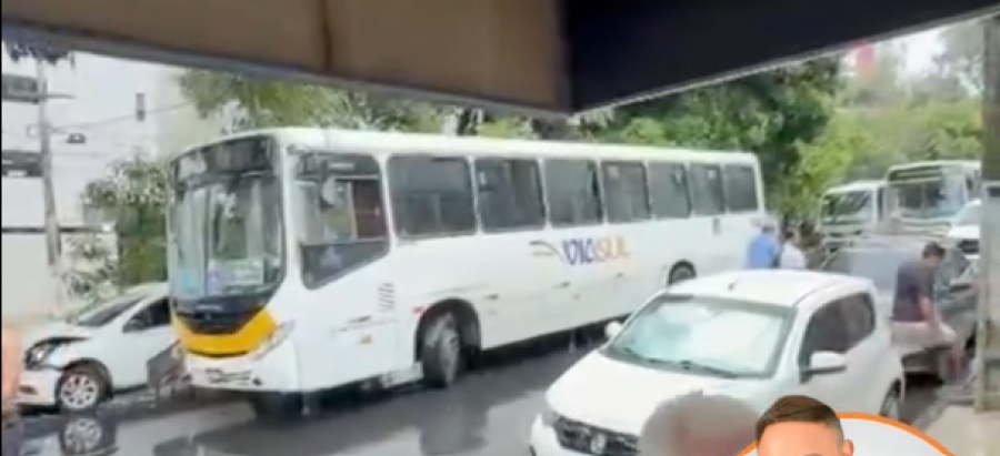 VIDEO: Ônibus desgovernado provoca acidente com carros e causa congestionamento em Natal