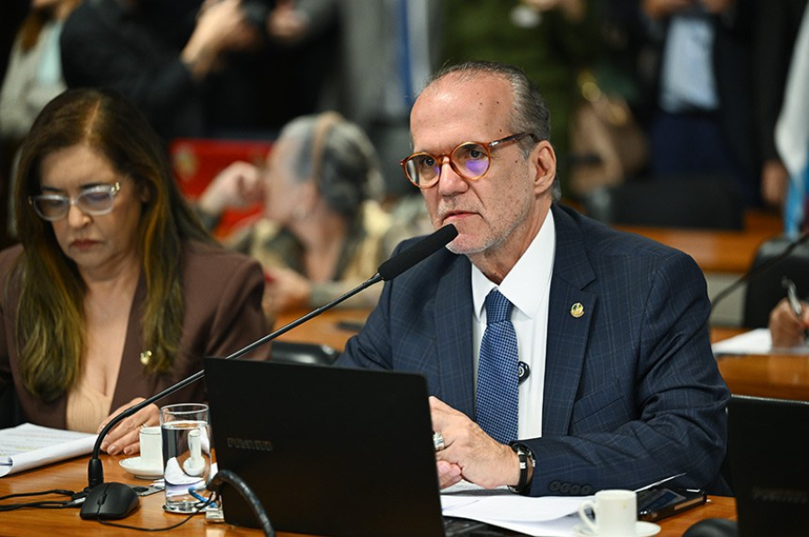 Projeto que cria piso salarial de R$ 13,6 mil para médicos e dentistas avança para a Câmara