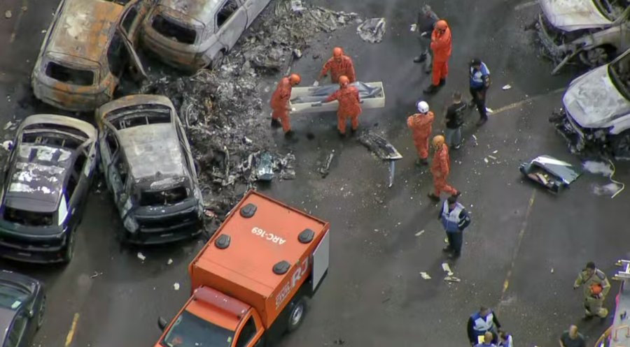 URGENTE: Colisão de helicópteros deixa mortos e provoca incêndio em estacionamento no Rio de Janeiro