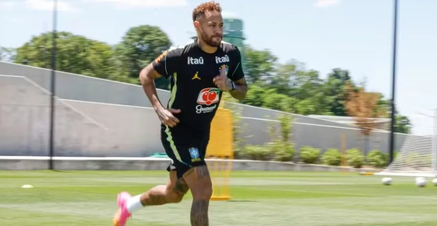 Neymar volta a treinar em campo com a Seleção Brasileira após lesão