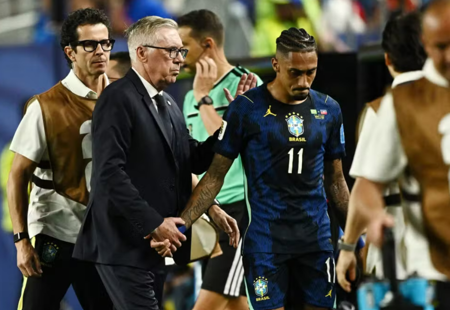 Raphinha sofre lesão muscular e vira dúvida para sequência da Copa do Mundo
